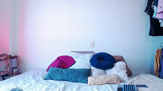 Theevae online show from March 29, 2:49 pm