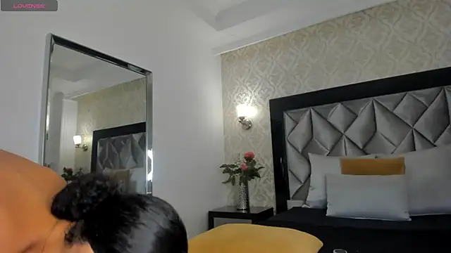 Layla Mackenzie online show from October 22, 2:05 am