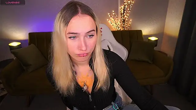 LilElfie online show from November 5, 1:38 pm