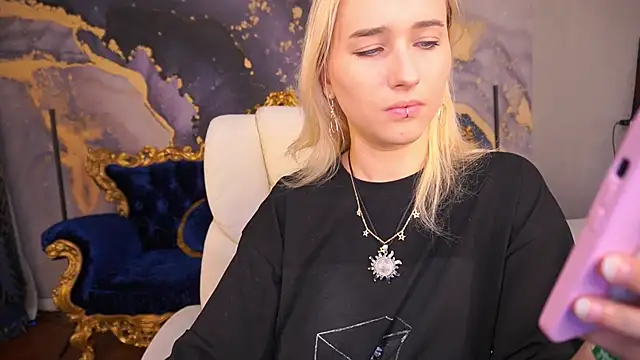 LilElfie online show from September 9, 6:02 am