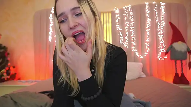 LilElfie online show from January 7, 2:09 pm