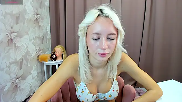 cute luucy online show from October 17, 4:05 am