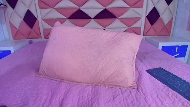 valecastro  online show from September 13, 7:22 pm