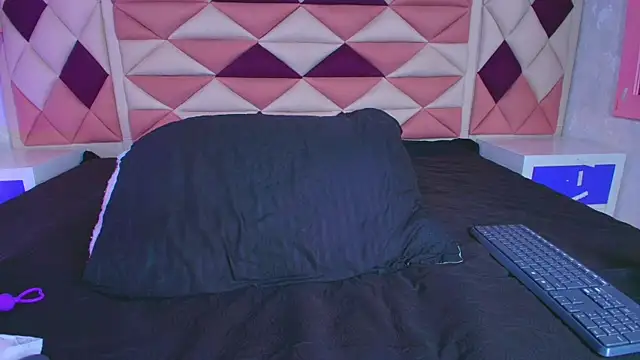 valecastro  online show from September 18, 7:23 pm