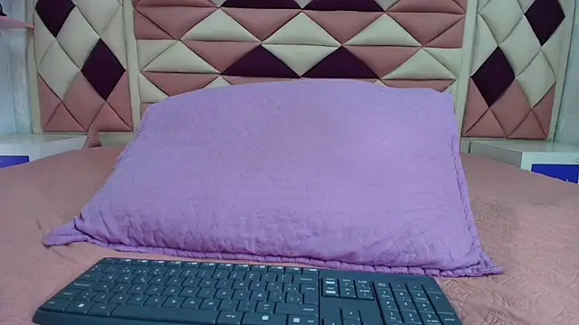 valecastro  online show from October 6, 7:18 pm