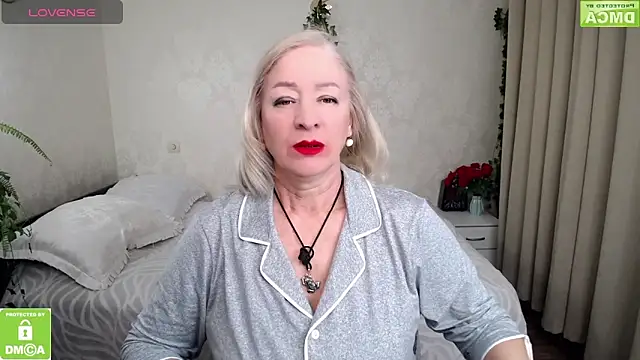 hunters woman online show from March 12, 5:04 pm