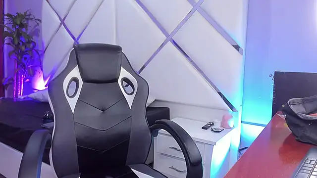 Dulce Pettit online show from October 23, 6:14 pm