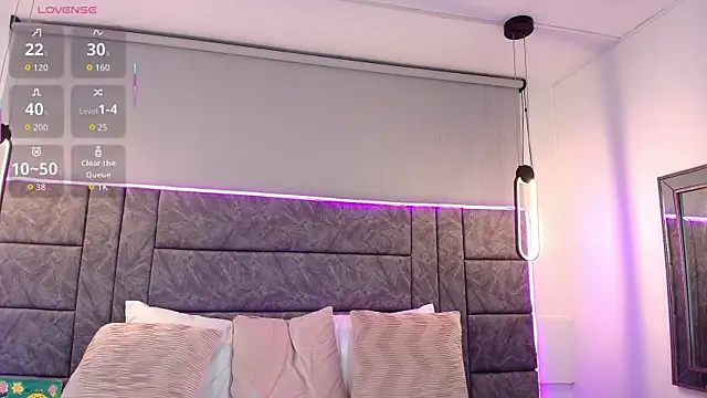 abril  lee   online show from October 7, 7:40 pm