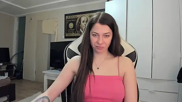 EmiLovsi online show from March 4, 8:04 pm