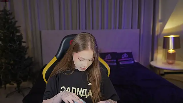 Esmie Smile online show from January 14, 12:04 am