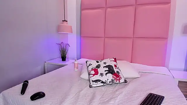 JulianaValencia online show from February 6, 1:09 am