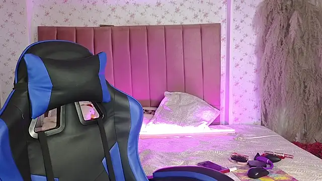 Hela Collins online show from September 16, 6:10 am