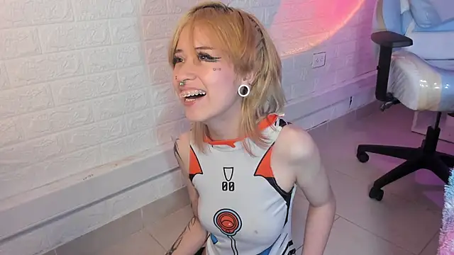 Hannahpage online show from September 18, 5:00 pm