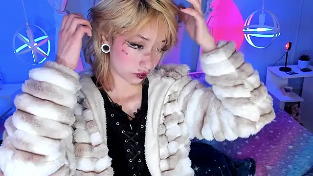 Hannahpage online show from October 3, 12:10 pm