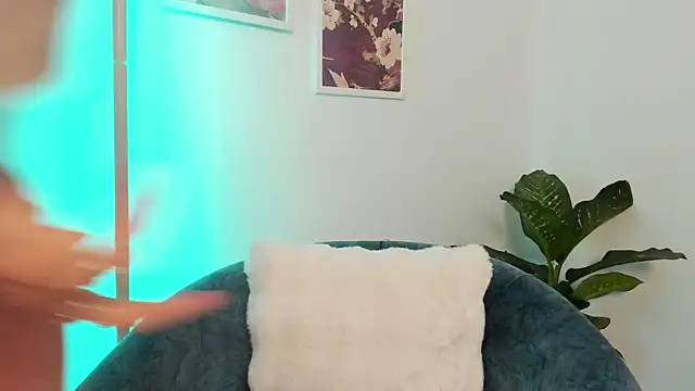 canelleGarces online show from October 19, 11:07 pm