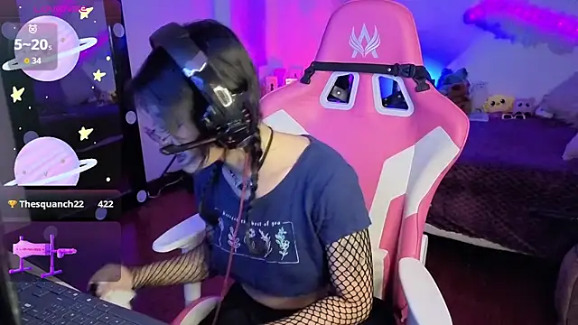 larah uwu online show from November 25, 7:58 pm