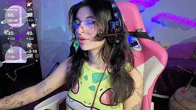 larah uwu online show from November 19, 7:47 pm