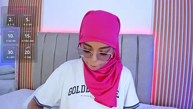 naishaa  online show from October 7, 7:07 pm