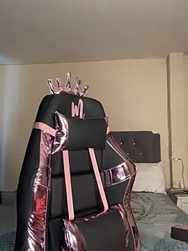 maddy Bloomm online show from December 18, 5:50 pm