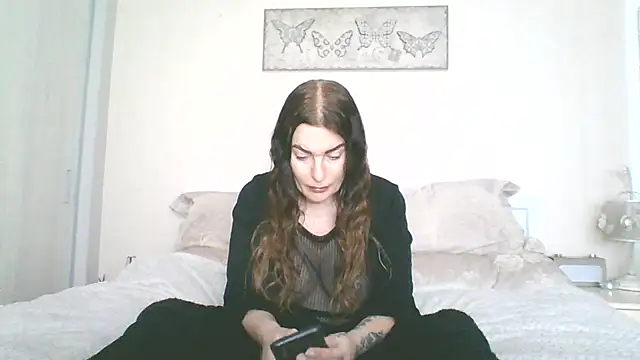 EllaKent online show from March 18, 3:50 pm