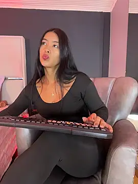 BellaFernandez   online show from July 21, 1:45 pm