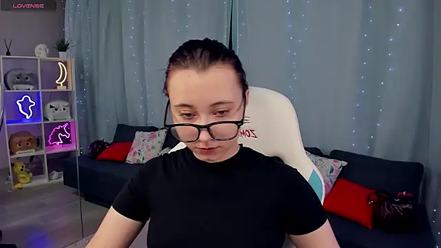 ClaraParks online show from December 1, 7:05 pm