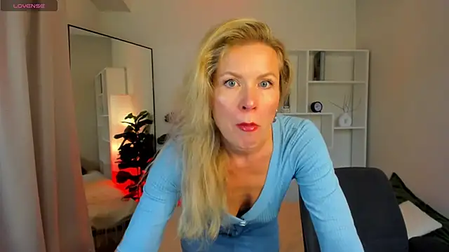 Julia Giulia online show from June 18, 6:46 pm