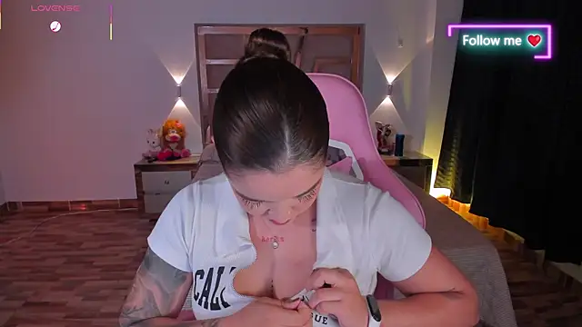 lunaarose online show from April 11, 6:30 am