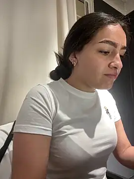 Alyha Cortes online show from December 1, 1:47 pm