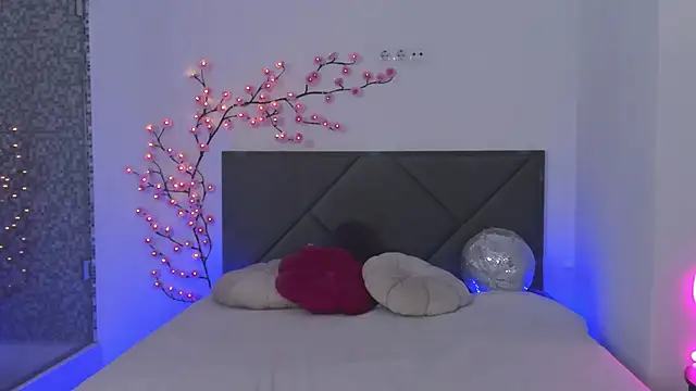 HollyTailors online show from April 14, 12:16 pm