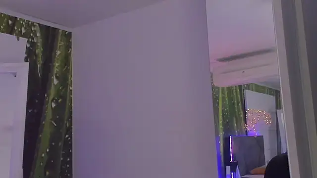 HollyTailors online show from October 2, 5:45 am