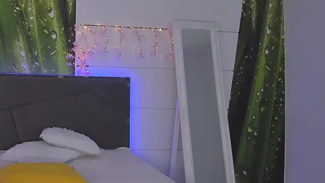 HollyTailors online show from February 6, 1:36 pm