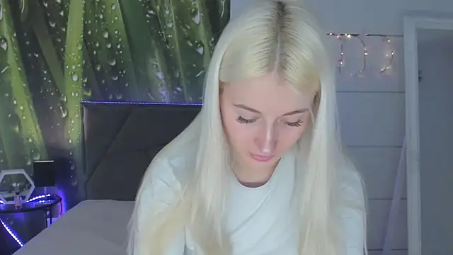 HollyTailors online show from March 30, 5:40 am