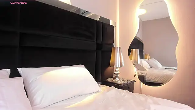 CarolineLee  online show from February 18, 10:53 pm