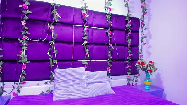 Nanis James online show from April 19, 2:55 am