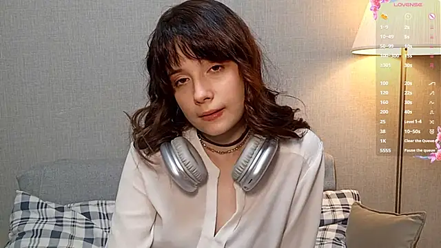 Honeey Beee online show from December 16, 8:15 pm