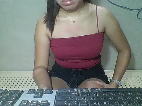 Skinny PinayGirljust18 online show from April 29, 7:41 pm