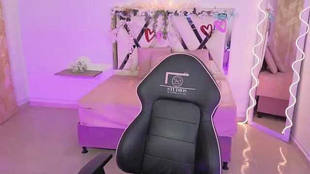 ZURY TAY online show from November 5, 11:37 am