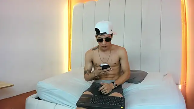 ZafiroAndFlynn online show from April 5, 3:49 am