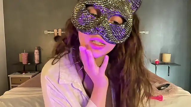 Lunahadidd online show from October 8, 9:24 am