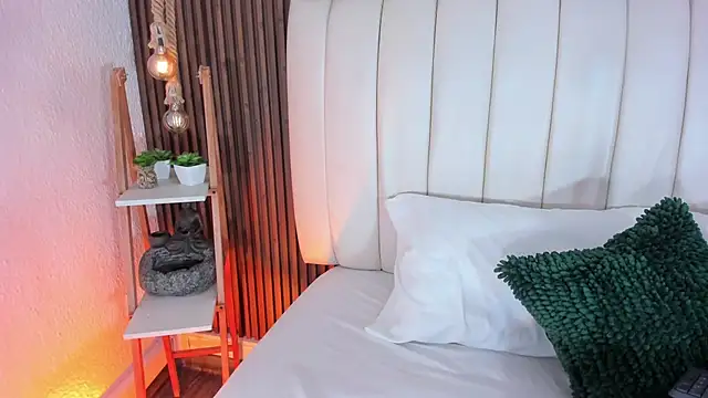 MiaVixen  online show from January 7, 11:30 pm