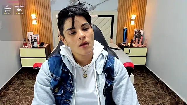 KAROLLJONES1 online show from September 8, 7:46 pm