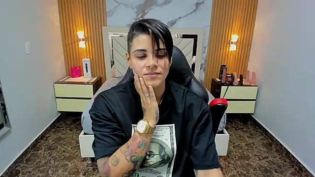 KAROLLJONES1 online show from February 18, 7:46 pm