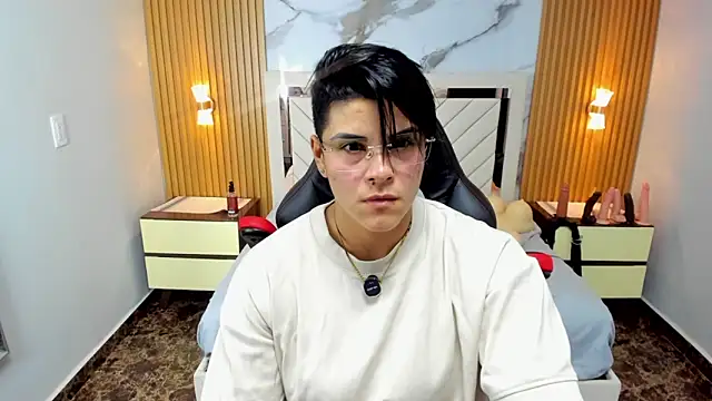 KAROLLJONES1 online show from March 28, 7:46 pm