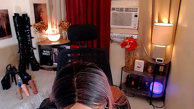 KYLINE WIILLS online show from June 2, 7:48 pm