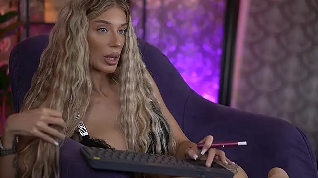 EllieRedd online show from September 12, 7:07 am