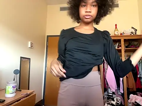 luvrgrllani online show from November 18, 8:43 pm