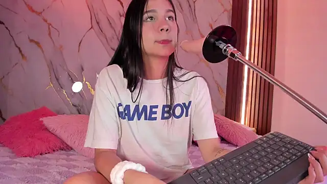 Emmiicute online show from October 7, 9:30 pm