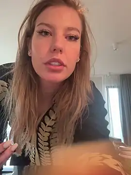 Chloemillerrxx online show from December 2, 2:19 pm