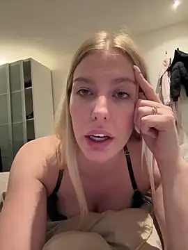 Chloemillerrxx online show from November 11, 9:23 pm